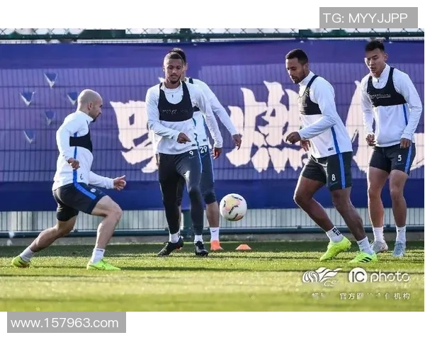 《足球运动员如何通过训练与心态调整突破自我达到职业巅峰》