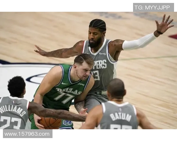 独行侠与快船激烈对决 争夺季后赛席位全场焦点精彩纷呈